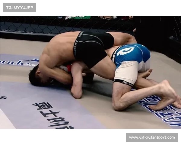 “草原雄鹰”巴雅斯古楞背后裸绞降服对手,蒙古族拳手崭露头角 “草原雄鹰”巴雅斯古楞背后裸绞降服对手,蒙古族拳手崭露头角